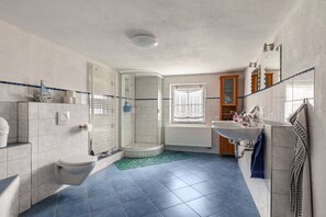 Douche, sèche-cheveux, serviettes fournies