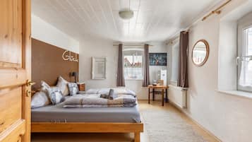 5 bedrooms, free WiFi, bed sheets