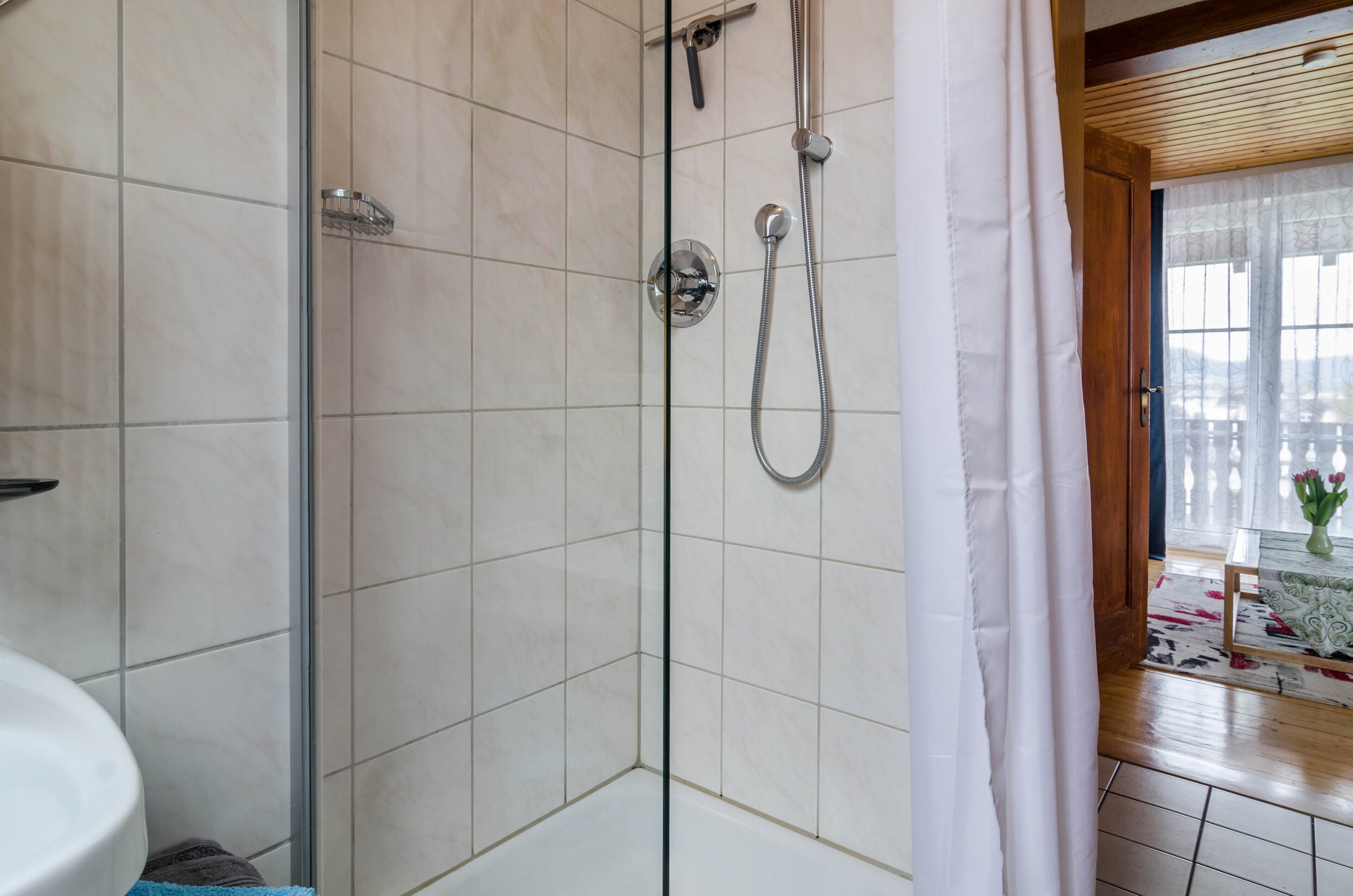 Dusche, Haartrockner, Handtücher