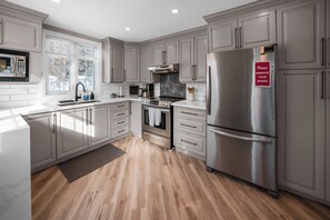 Kjøleskap, mikrobølgeovn, ovn og kokeplater