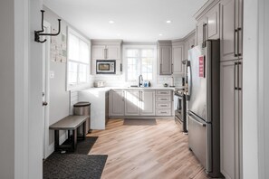 Een koelkast, een microgolfoven, een oven, een kookplaat