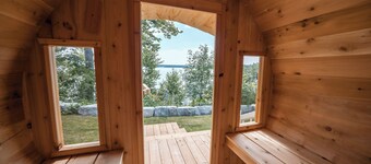 🌊Lakefront Cottage w/Hot Tub & Sauna 🔥| Epic Dock | Party Raft | Sled Trails