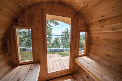 🌊Lakefront Cottage w/Hot Tub & Sauna 🔥| Epic Dock | Party Raft | Sled Trails