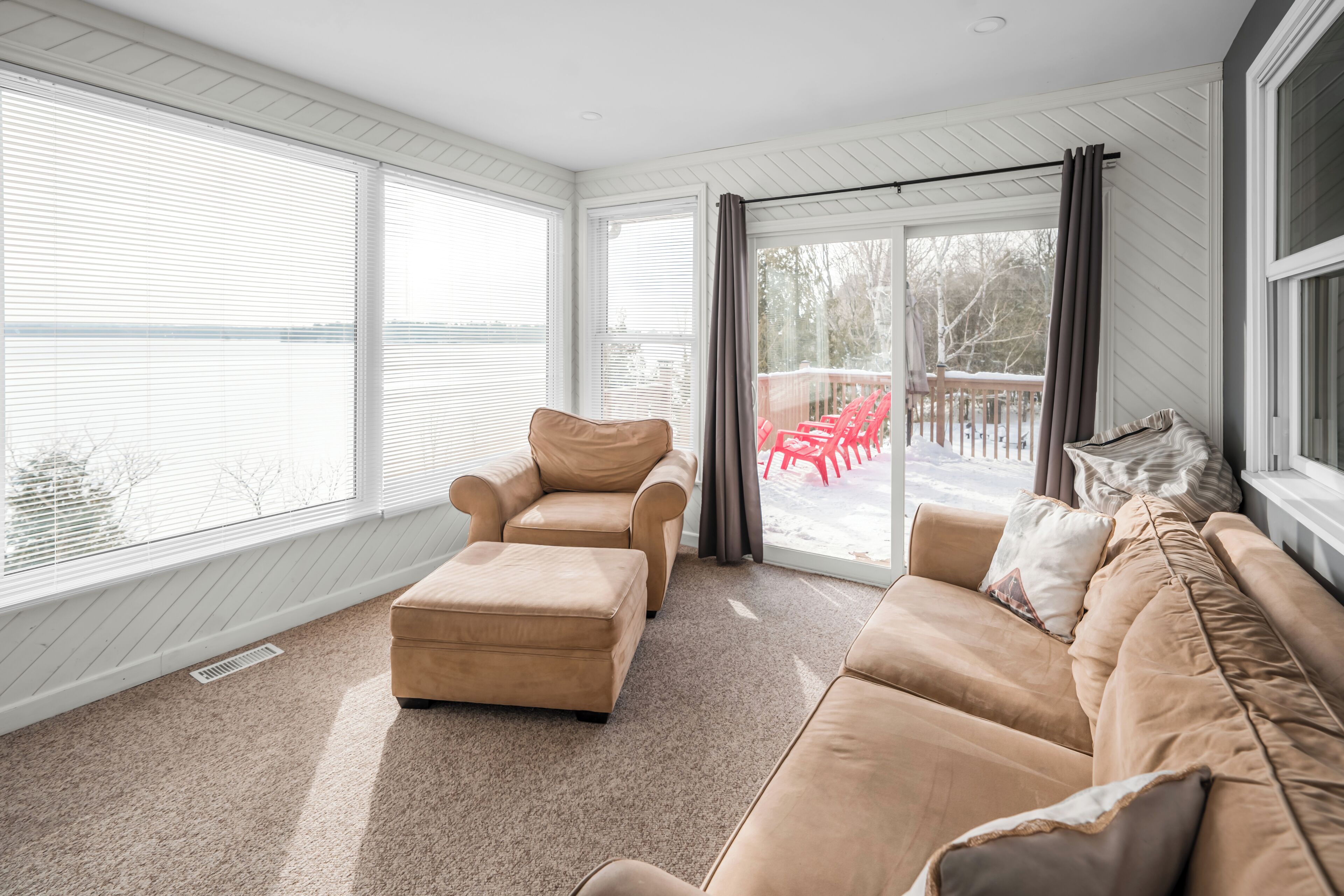 Smart-tv, een open haard, videospelletjes en tafelvoetbal