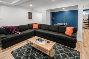 TV connectée, cheminée, jeux vidéo, baby-foot