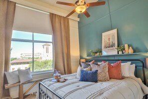 1 bedroom, iron/ironing board, free WiFi, bed sheets - Directly on Riverwalk/King (San Antonio)