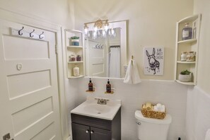 Een haardroger, handdoeken, zeep, shampoo