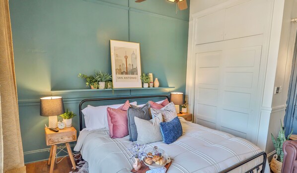 1 slaapkamer, een strijkplank/strijkijzer, gratis wifi, beddengoed