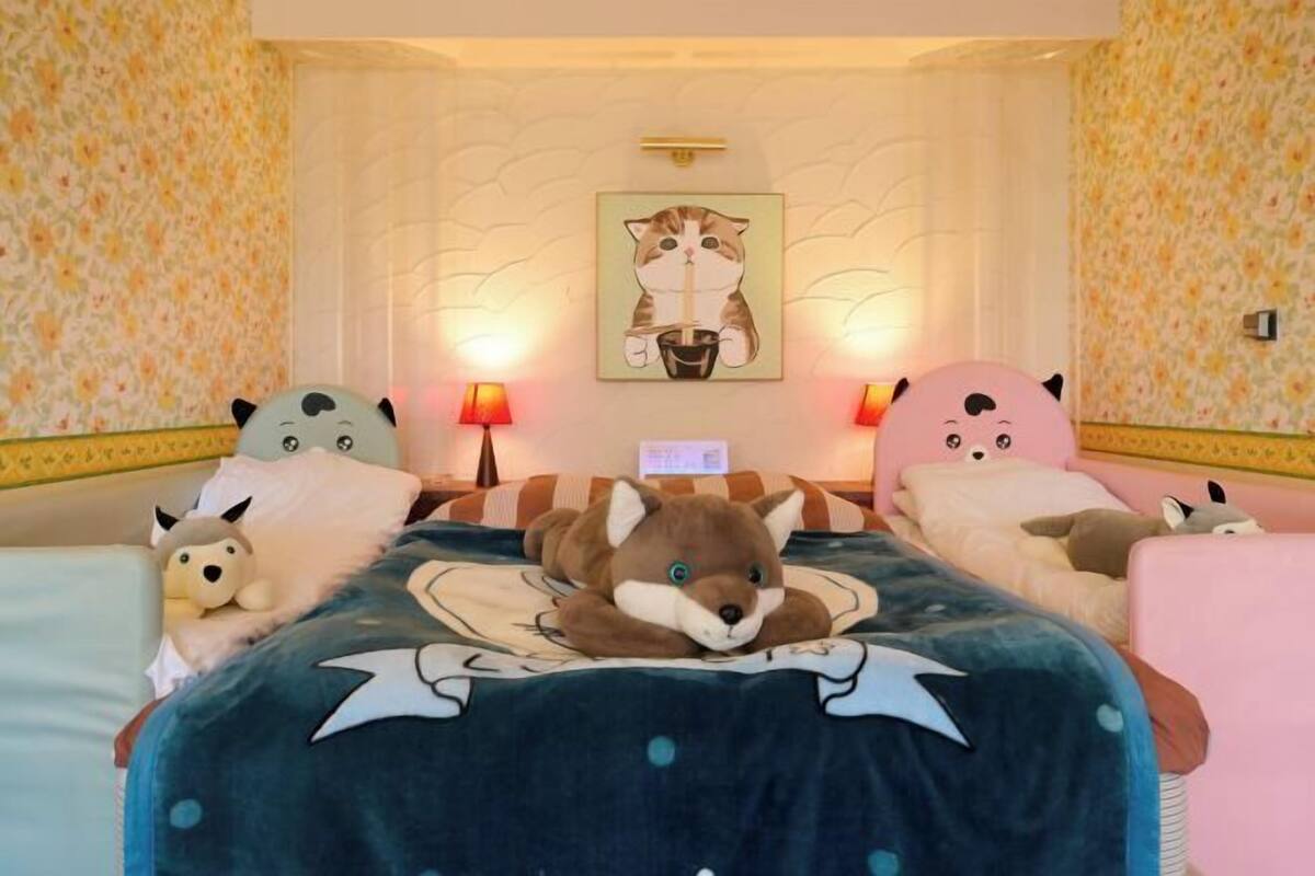 1 bedroom, down comforters, individually decorated, bed sheets