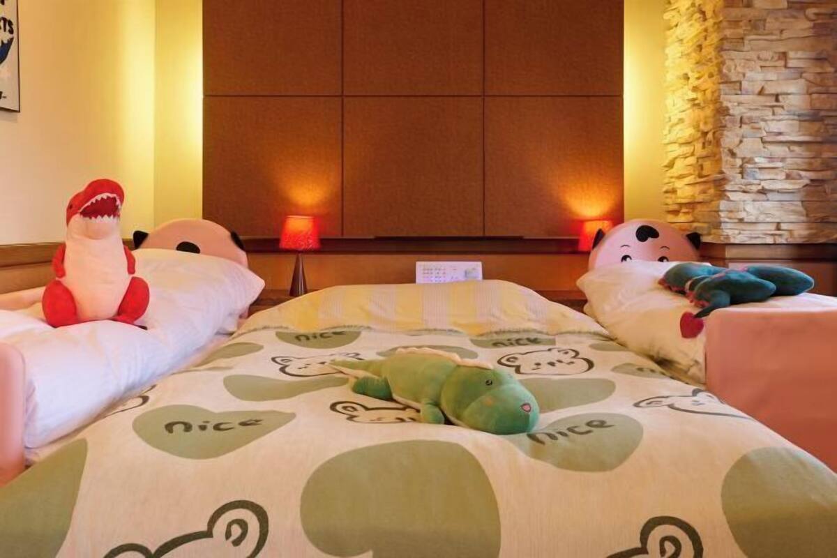 1 bedroom, down comforters, individually decorated, bed sheets
