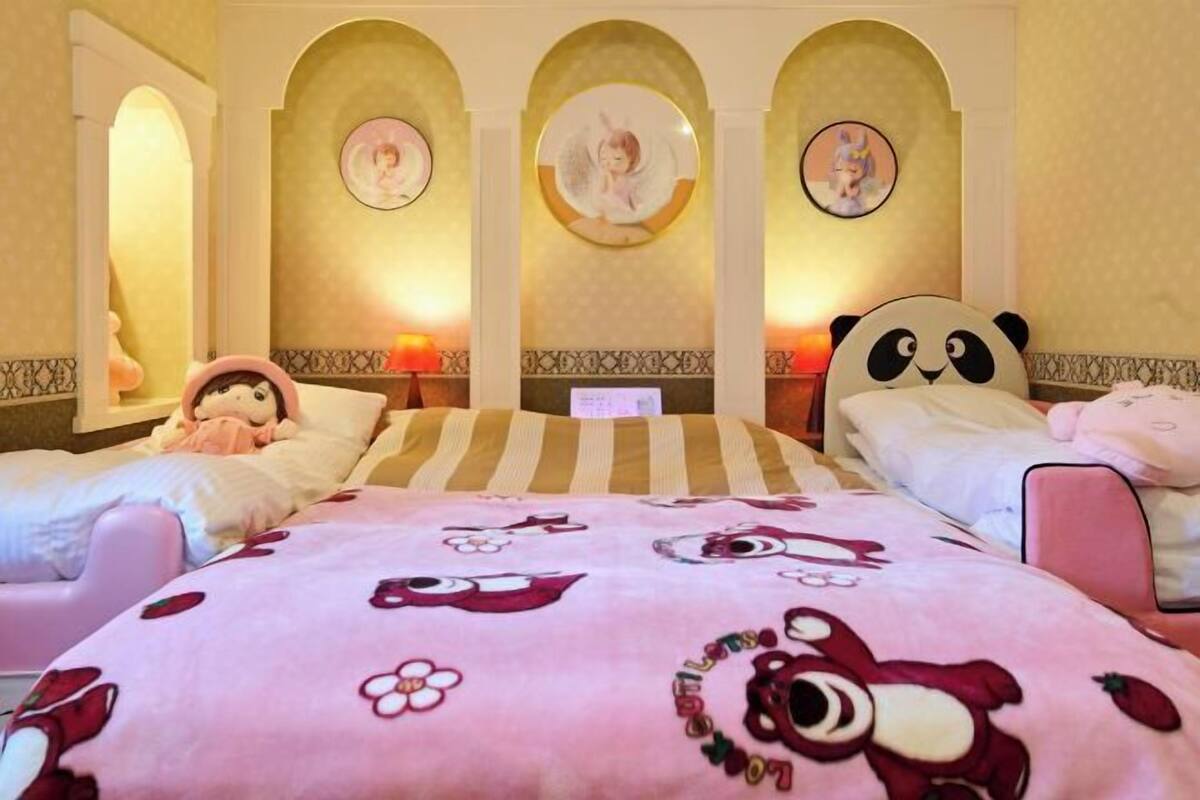 1 bedroom, down comforters, individually decorated, bed sheets