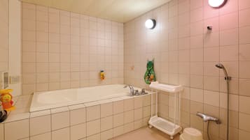 Un baño con bañera, ducha e inodoro.