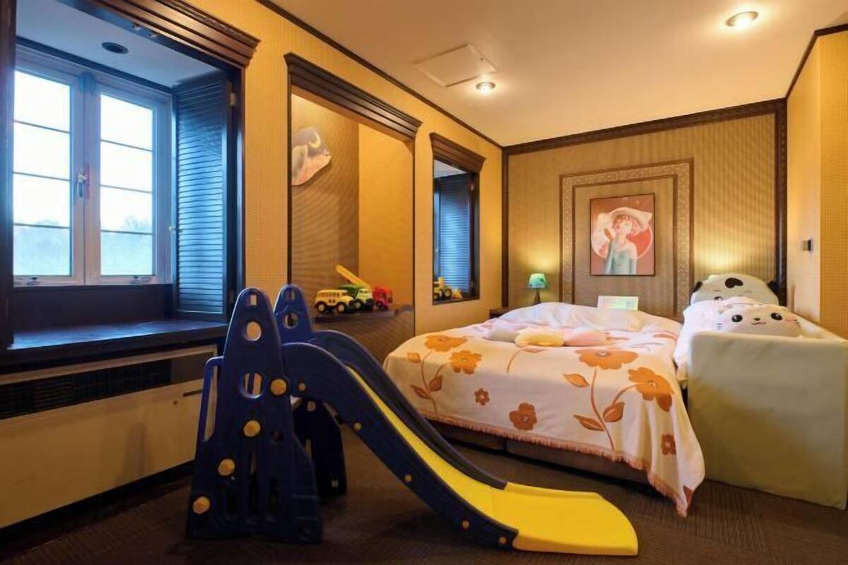 1 bedroom, down comforters, individually decorated, bed sheets