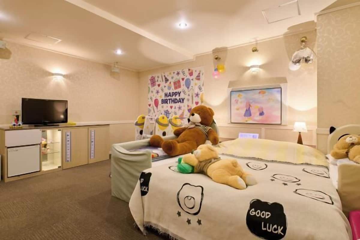 1 bedroom, down comforters, individually decorated, bed sheets