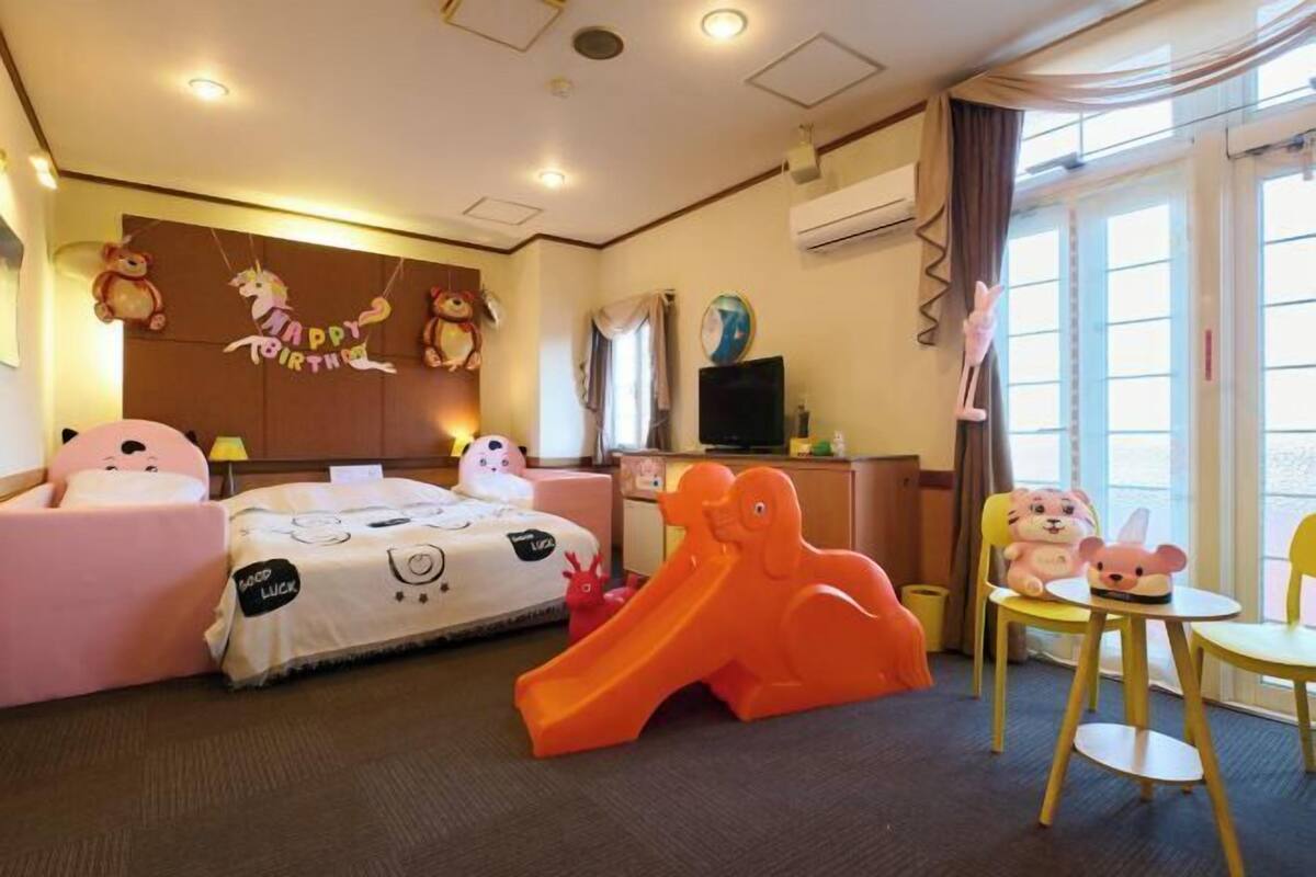 1 bedroom, down comforters, individually decorated, bed sheets