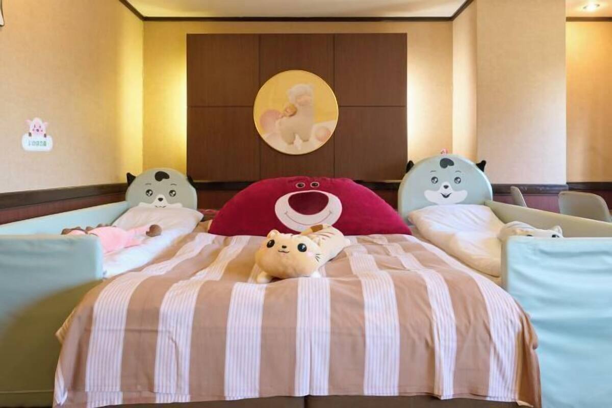 1 bedroom, down comforters, individually decorated, bed sheets