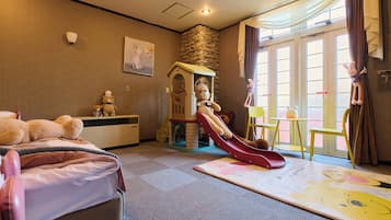 Familiekamer, meerdere slaapkamers, niet-roken (Bear Room) | Donsdekens, individueel gedecoreerd, beddengoed