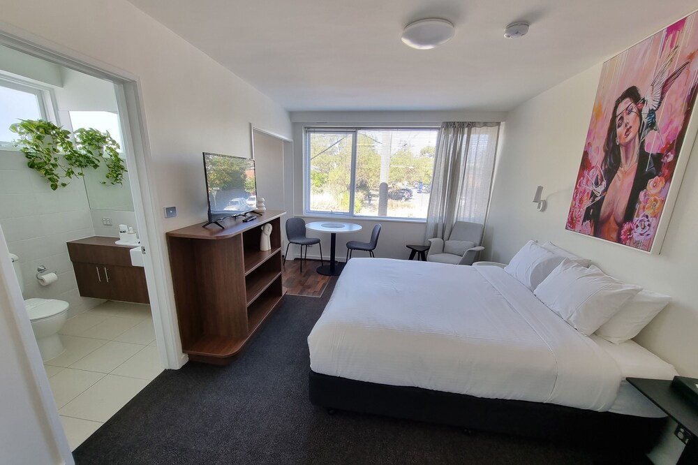Value! Studio apartment in central St Kilda, WiFi, free parking