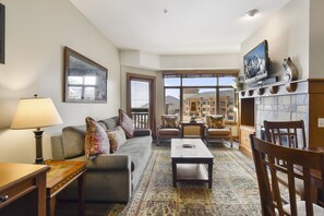 TV, lareira, DVD player