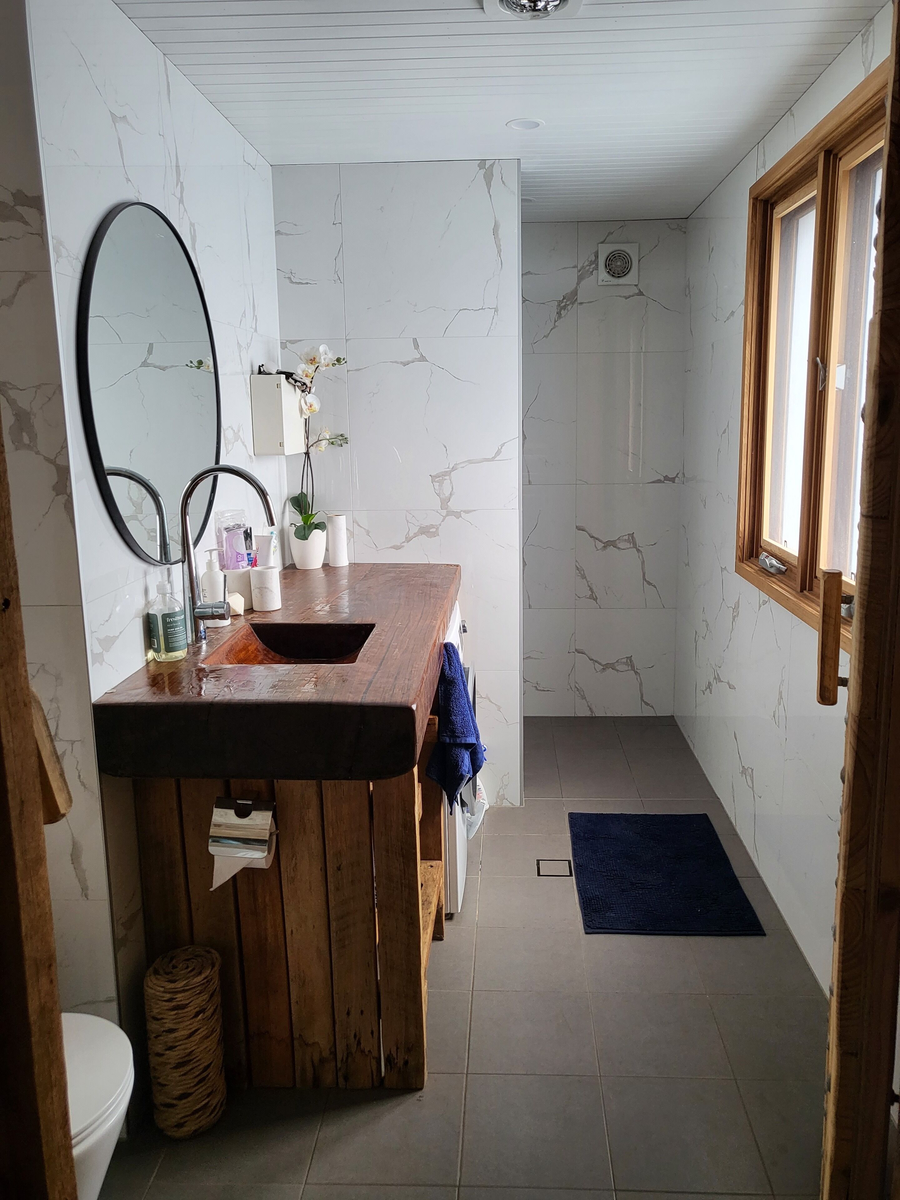 Romantic Stone Cottage Overlooking Pond. 5mins to Town