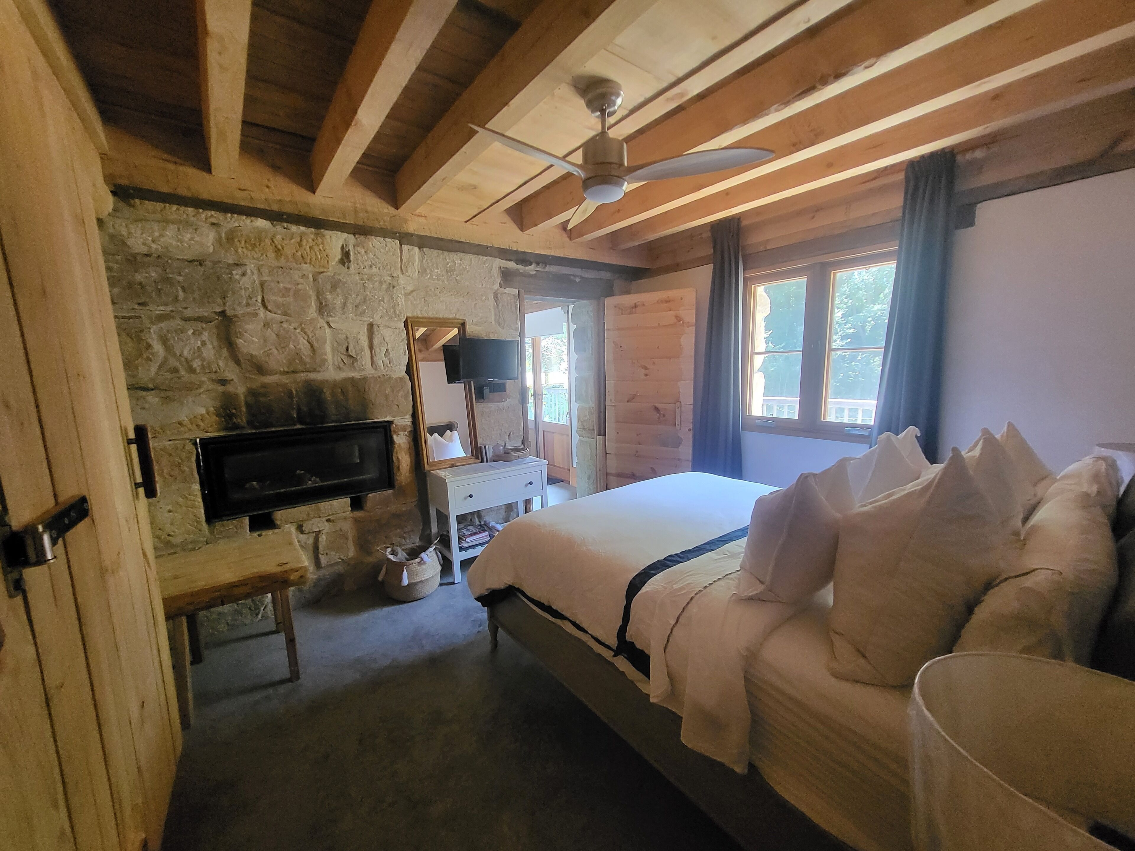 Romantic Stone Cottage Overlooking Pond. 5mins to Town