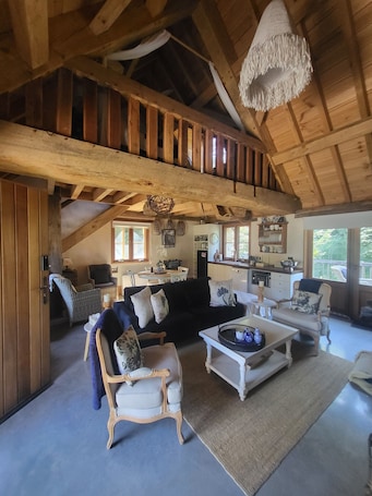TV, fireplace, DVD player. Romantic Stone Cottage Overlooking Pond. 5mins to Town