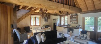 Romantic Stone Cottage Overlooking Pond. 5mins to Town