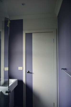 Basic Σπίτι σε Συγκρότημα Κατοικιών | Μπάνιο | Ντουζιέρα, πετσέτες, Σαπούνι, Σαμπουάν