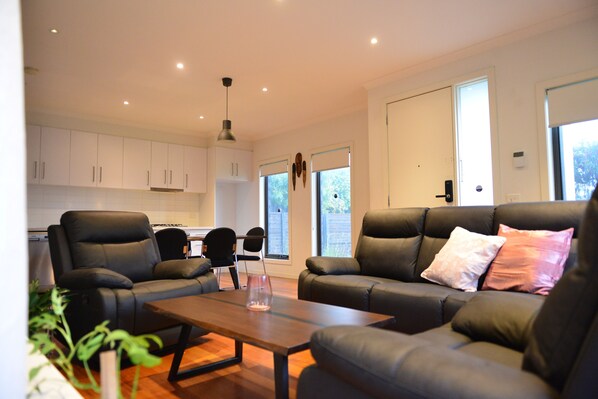 Basic Townhome | Living area | 65-inch LED TV with digital channels, TV, Netflix - Cozy townhouse closer to the town center (Glenroy)