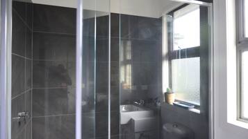 Townhouse Basic | Kamar mandi | Shower, handuk, sabun, dan sampo