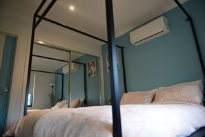 Basic Townhome | 2 bedrooms, blackout curtains, iron/ironing board, free WiFi - Cozy townhouse closer to the town center (Glenroy)