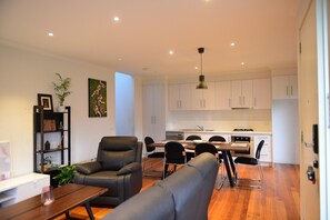 Basic Townhome | Ruang tamu | 65 inci televisyen LED dengan digital, TV, Netflix