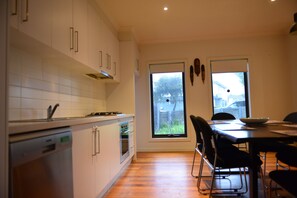 Casa de ciudad básica | Cocina privada | Refrigerador, microondas, horno y lavavajillas 