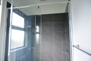 Basic-Stadtwohnung | Badezimmer | Dusche, Handtücher, Seife, Shampoo