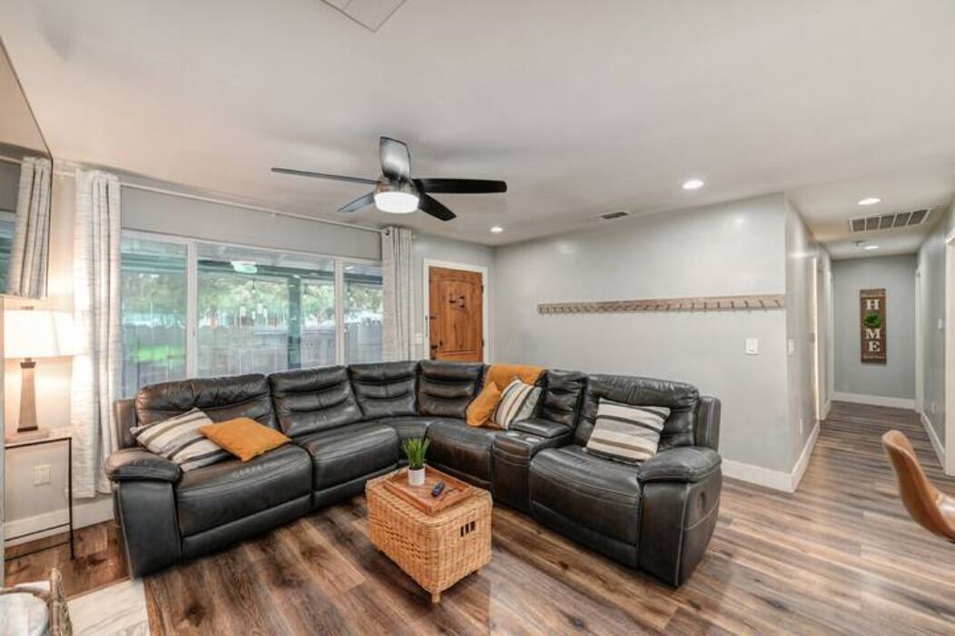 Captivating 3 Bedroom Home W/ Hot Tub!