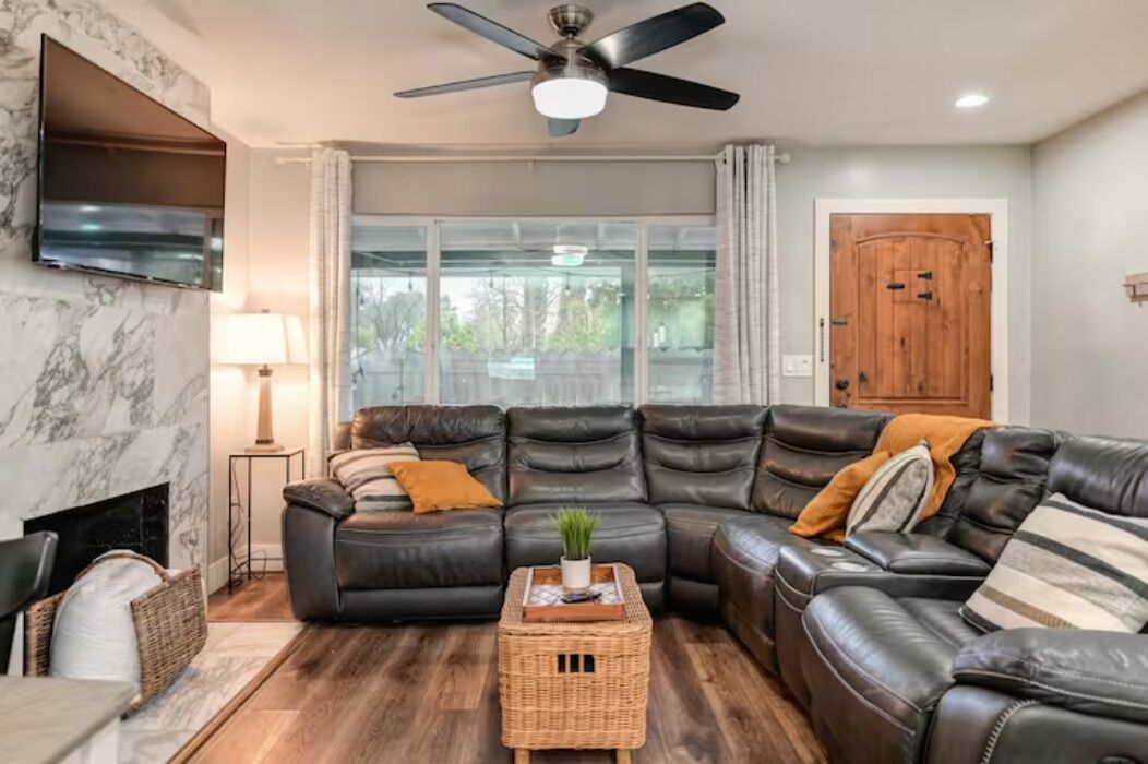 Captivating 3 Bedroom Home W/ Hot Tub!