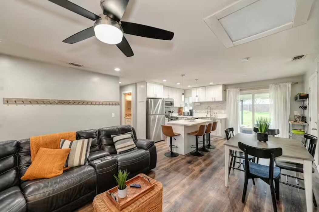 Captivating 3 Bedroom Home W/ Hot Tub!