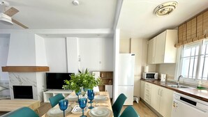 Wasserkocher mit Kaffee-/Teezubehör, Kühlschrank, Mikrowelle, Ofen