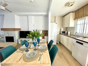 Kylskåp, mikrovågsugn, ugn och diskmaskin
