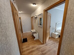 2 habitaciones, tabla de planchar con plancha y cuna de viaje