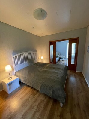 2 bedrooms, iron/ironing board, travel cot, free WiFi