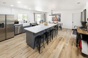 Kaffetrakter/tekoker, kjøleskap, mikrobølgeovn og ovn
