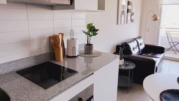 Réfrigérateur, micro-ondes, four, cafetière/bouilloire