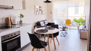 Réfrigérateur, micro-ondes, four, cafetière/bouilloire