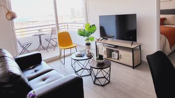 1 makuuhuone, työpöytä, äänieristys, silitysrauta/-lauta