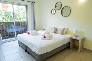 3 chambres, coffres-forts dans les chambres, fer et planche à repasser