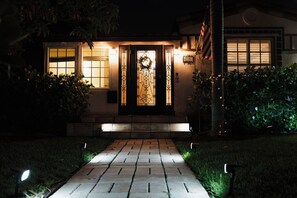 Exterior detail - West Palm Waterside Villa & Cottage - HOT TUB - Historic District - BBQ/Pets Ok! (West Palm Beach)