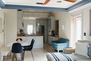 Smart TV, video games, foosball, table tennis - West Palm Waterside Villa & Cottage - HOT TUB - Historic District - BBQ/Pets Ok! (West Palm Beach)