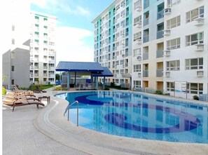 Outdoor pool - Cozy, Stylish, Resort-like Suite Near Samal Island! (Davao City)