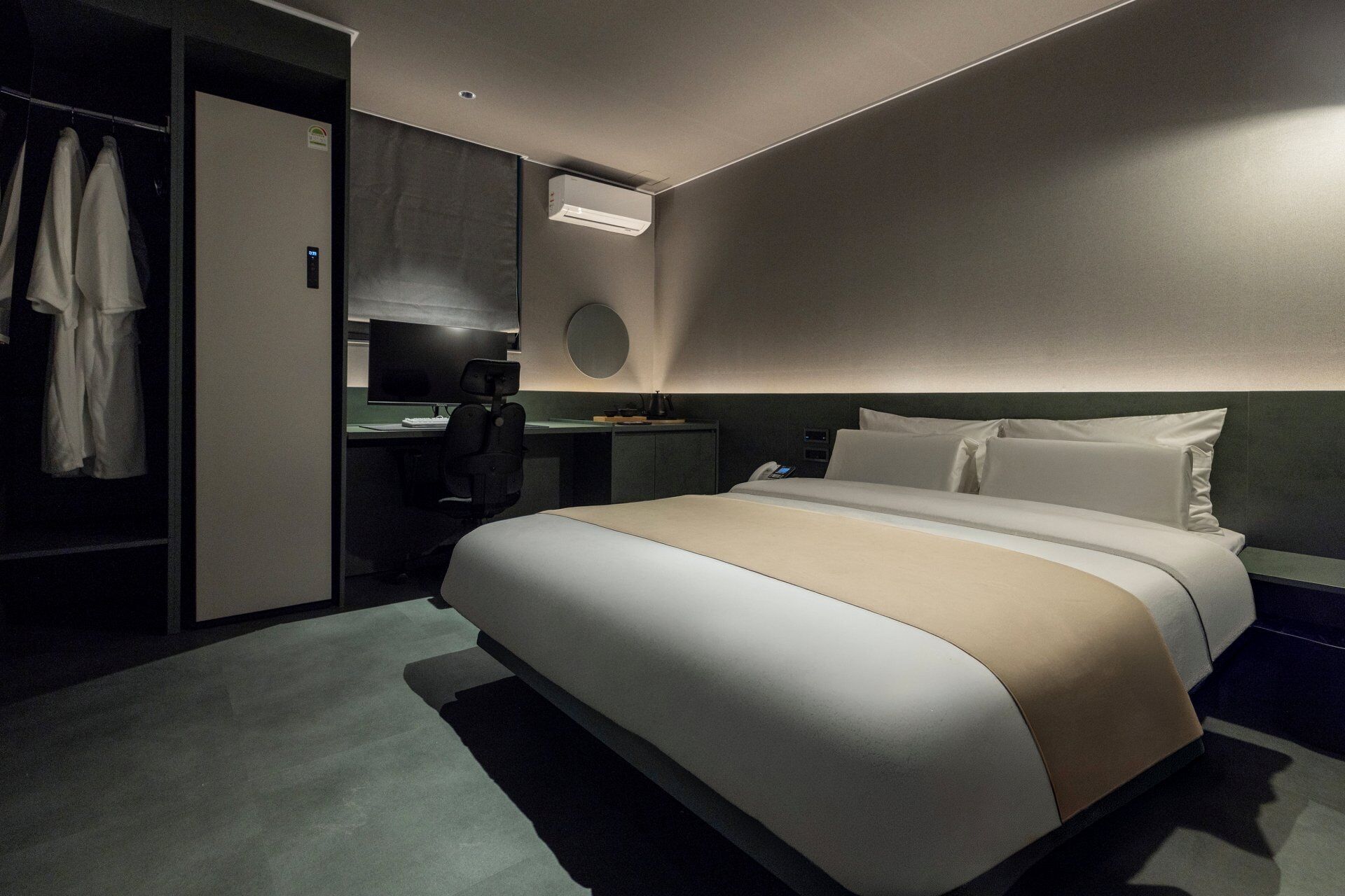 ألحفة محشوة بالريش ومكتب ومساحة عمل للكمبيوتر المحمول وواي فاي مجانًا